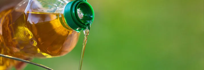 Öl wird in einen Löffel gegossen